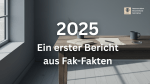 Minimalistischer Tisch am Jahresende 2025, Notizbuch und Stift im Winterlicht – Symbol für Reflexion, Orientierung und einen ersten Bericht aus Fak-Fakten